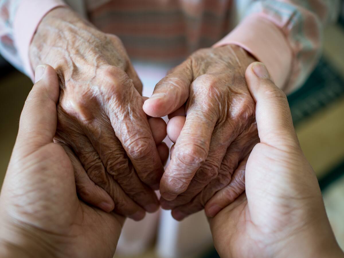 “Chile no se preparó”: doctor en Gerontología alerta por crisis de cuidados a adultos mayores