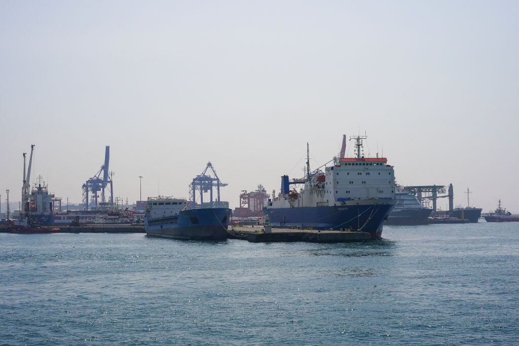 Navíos esperan su carga para salir con exportaciones desde el Puerto de Haydarpasa en Estambul de Turquía.
