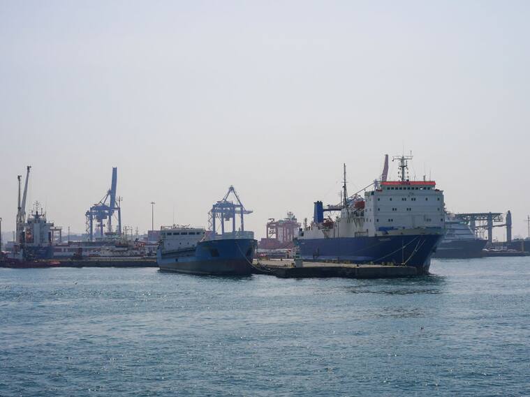 Navíos esperan su carga para salir con exportaciones desde el Puerto de Haydarpasa en Estambul de Turquía.