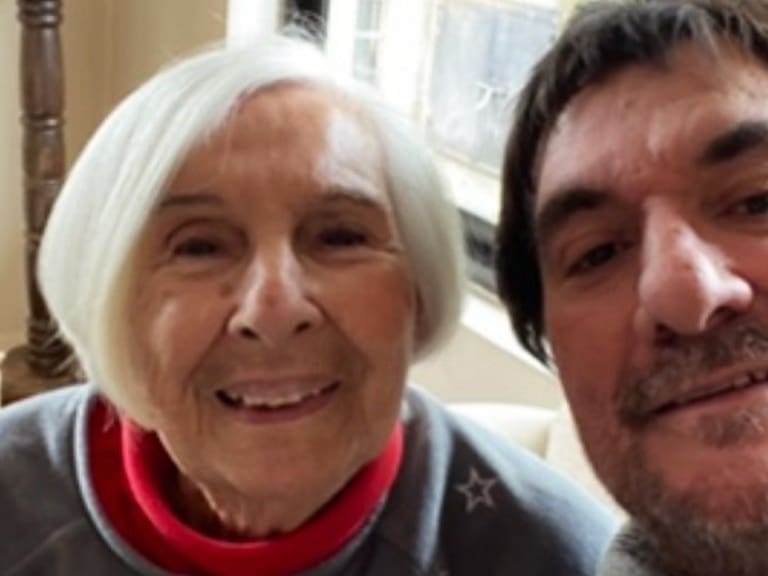 «La extrañaré por el resto de la vida»: Álvaro Henríquez anuncia la muerte de su madre