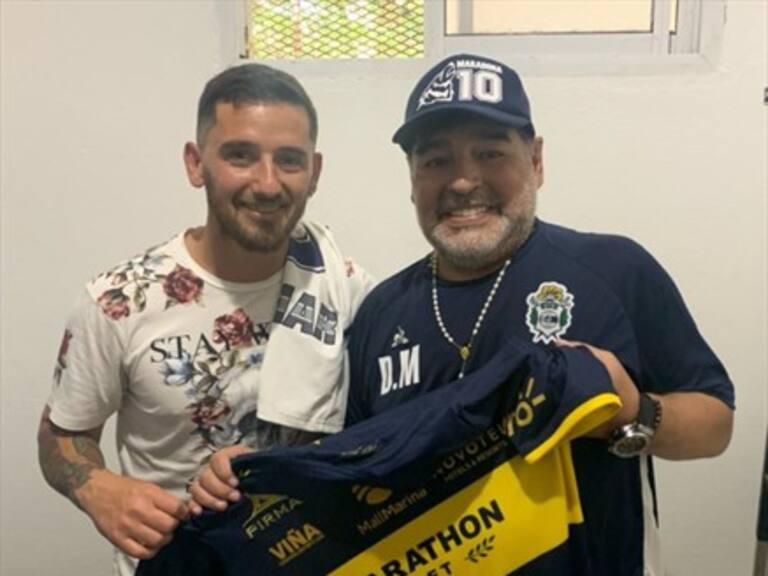 Maradona posó con camiseta de Everton de Viña tras visita de Juan Cuevas
