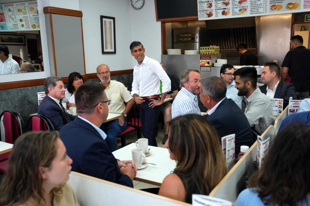 El primer ministro británico Rishi Sunak con otros conservadores en Londres