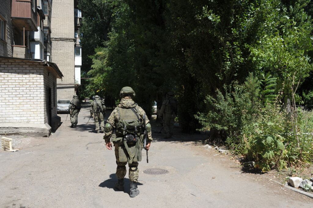 Soldados rusos buscan minas anti personas en Donetsk de Ucrania
