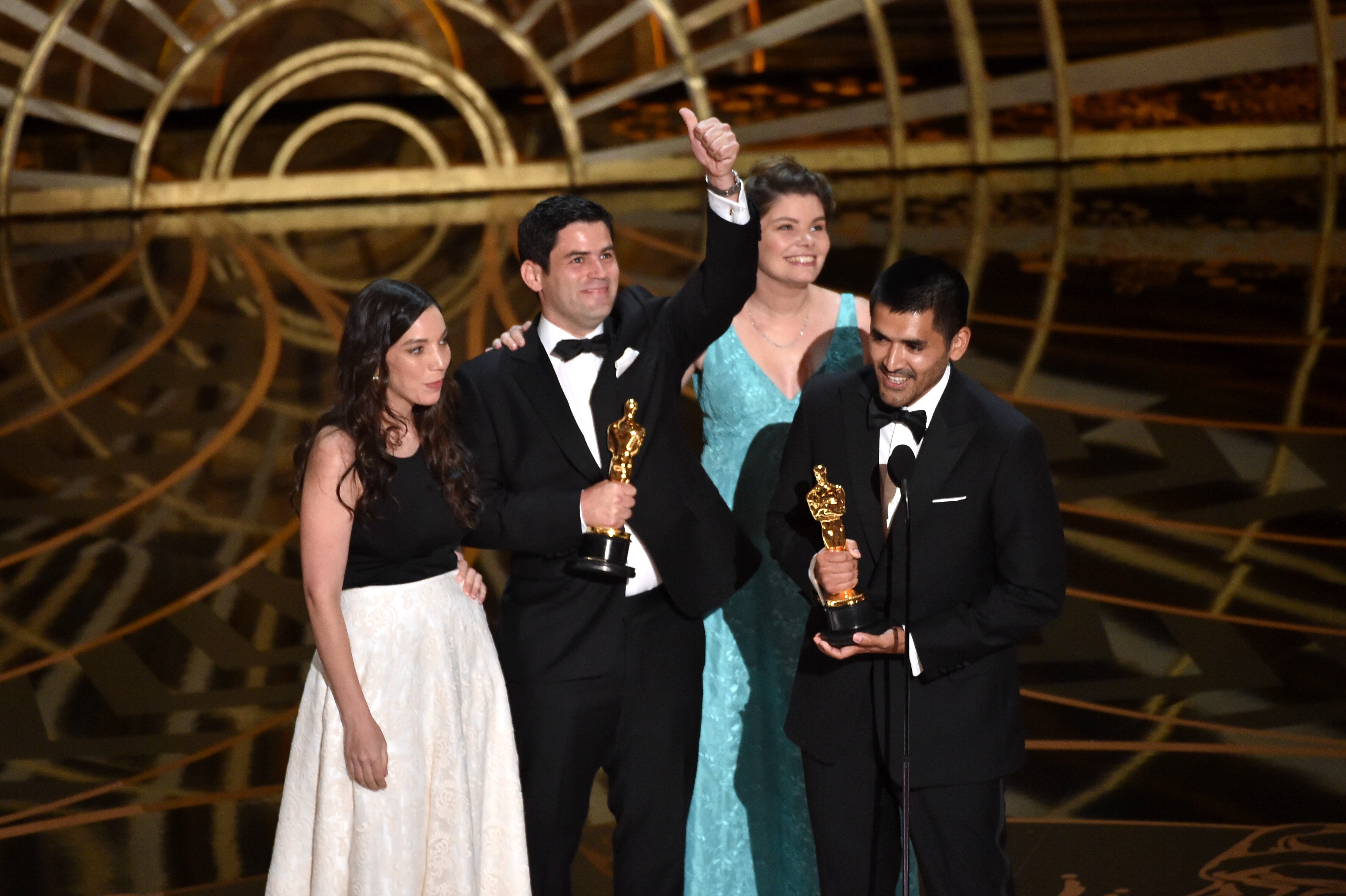 Los cineastas Pato Escala Pierart (izquierda) y Gabriel Osorio Vargas (derecha) aceptan el premio al Mejor Cortometraje de Animación por "La Historia de un oso" / Getty Images