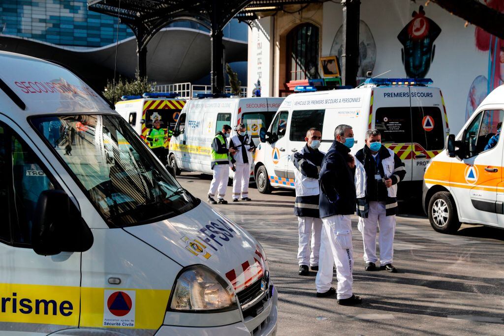 Un grupo de ambulancias espera salir a buscar pacientes de Covid-19 en la ciudad de París