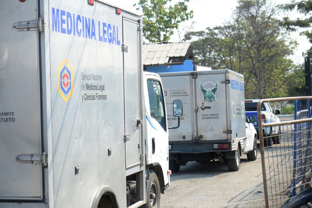 Vehículos de los equipos forenses arriban a una prisión en los alrededores de la ciudad de Guayaquil en Ecuador