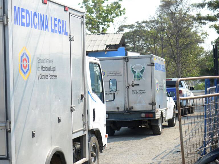 Vehículos de los equipos forenses arriban a una prisión en los alrededores de la ciudad de Guayaquil en Ecuador
