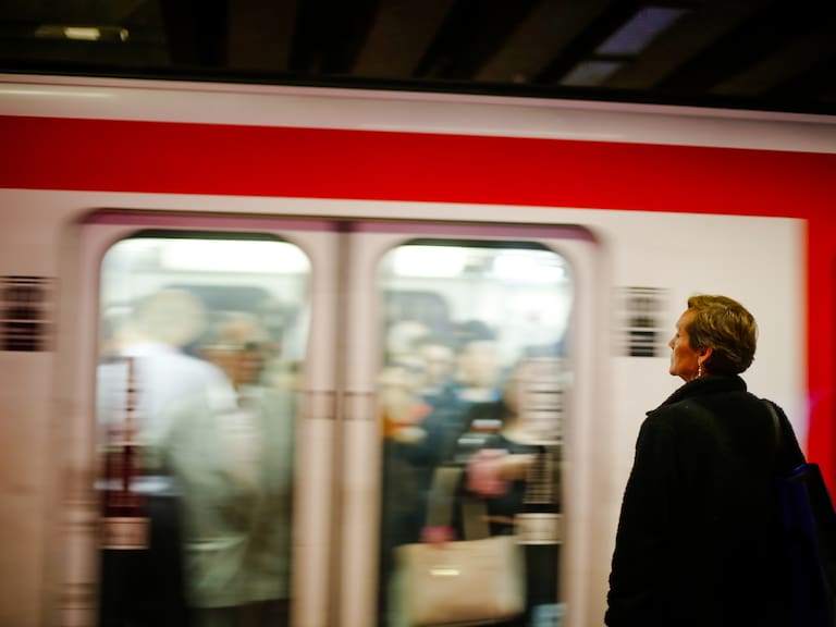 Metro de Santiago informa cierre de estaciones de la Línea 1 por persona en la vía