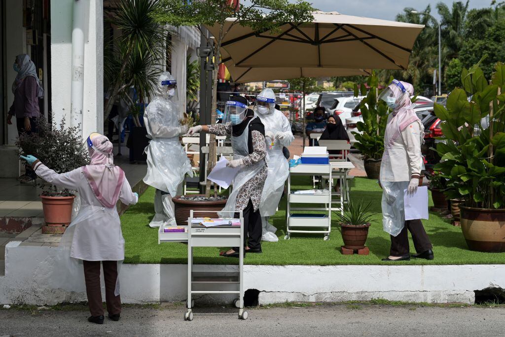 Médicos preparan centro de pruebas masivas del Covid-19 en Malasia