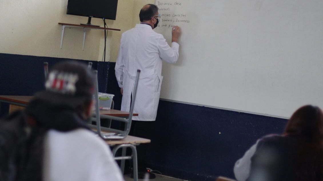 27 de octubre de 2020/SANTIAGODesde el 20 de octubre el Liceo Industrial Víctor Bezanilla retormo sus clases presenciales con 90 alumnos de cuarto medio los cuales asisten de manera voluntaria. En la imagen un profesor escribe en una pizarra
FOTO: FRANCISCO CASTILLO/AGENCIAUNO