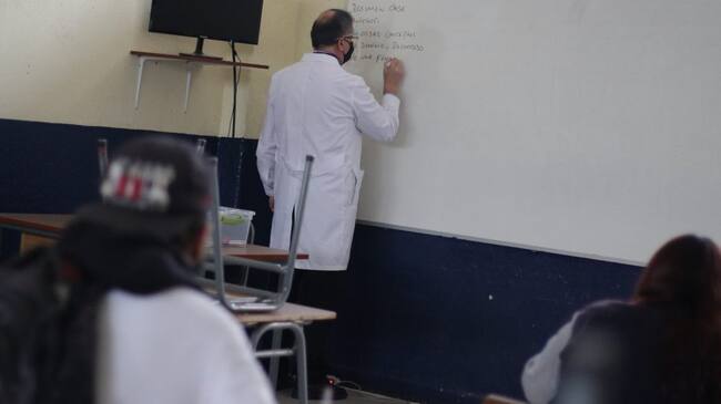 27 de octubre de 2020/SANTIAGODesde el 20 de octubre el Liceo Industrial Víctor Bezanilla retormo sus clases presenciales con 90 alumnos de cuarto medio los cuales asisten de manera voluntaria. En la imagen un profesor escribe en una pizarra
FOTO: FRANCISCO CASTILLO/AGENCIAUNO