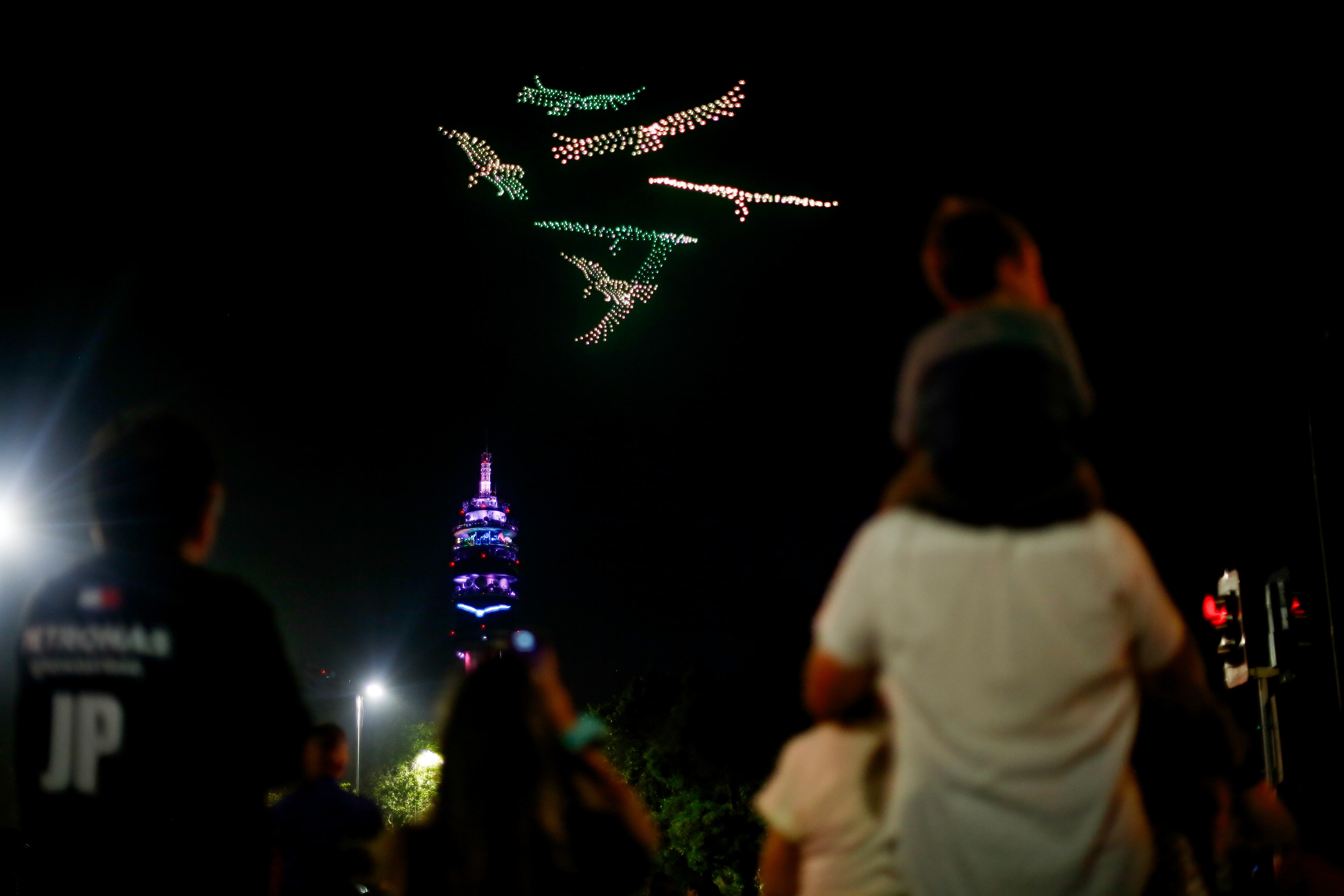 31 de diciembre de 2025/SANTIAGO
Durante la fiesta de año nuevo 2026 en la torre Entel, se realiza un show de drones, previo al espectáculo de fuegos artificiales.
FOTO: HANS SCOTT/AGENCIAUNO