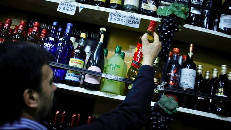 Contraloría descarta considerar condenas extranjeras para rechazar patentes de alcoholes