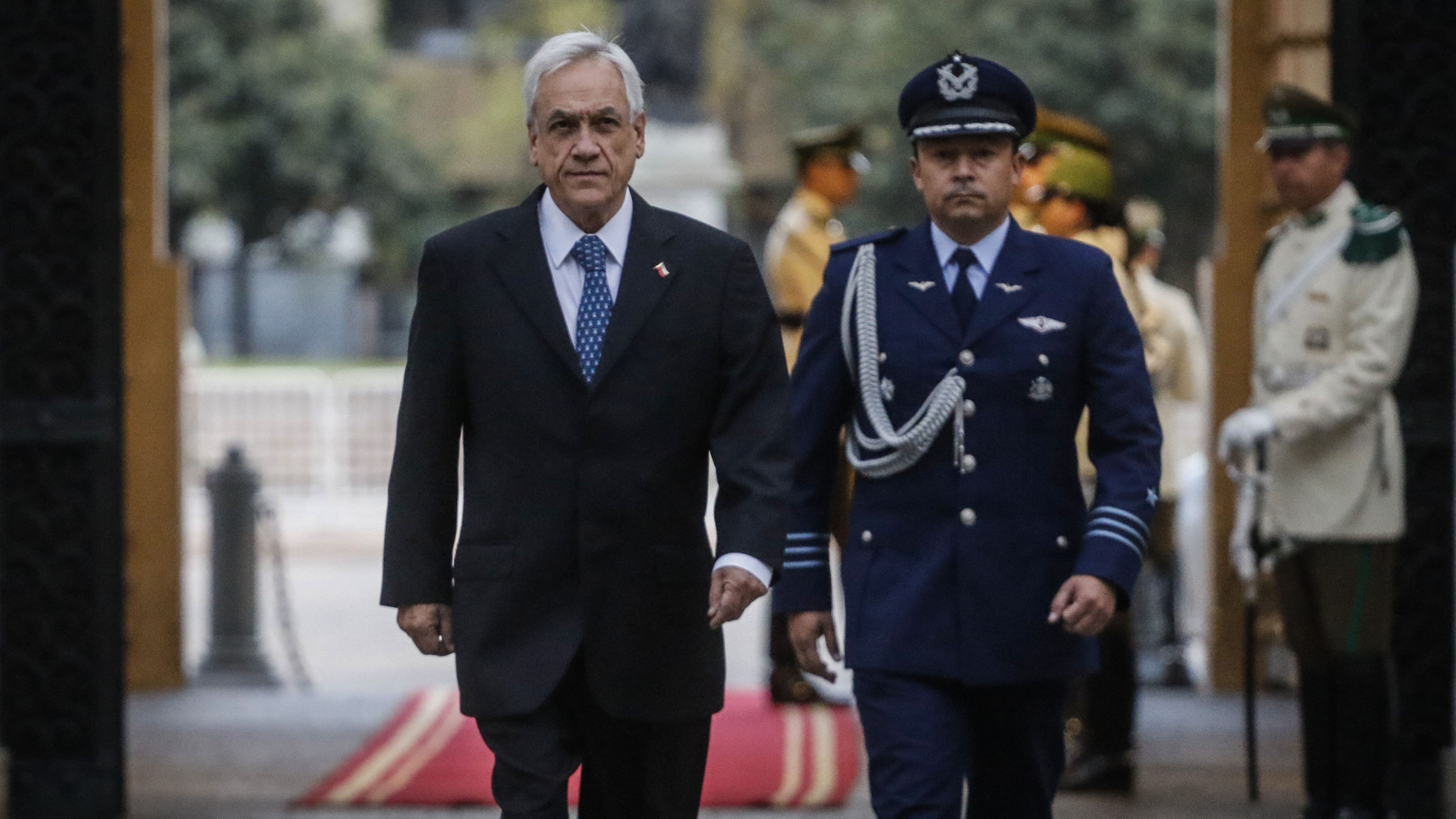 23 de marzo del 2020/SANTIAGOEl Presidente de la Republica, Sebastián Piñera, llega al Palacio de la Moneda, y camina por el patio de Los Cañones, tras recibir los Honores de la Guardia de Palacio.
FOTO: SEBASTIAN BELTRAN GAETE/AGENCIAUNO