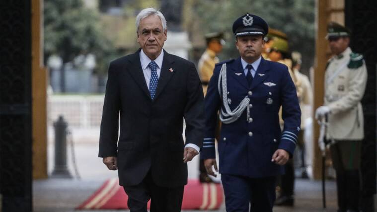 23 de marzo del 2020/SANTIAGOEl Presidente de la Republica, Sebastián Piñera, llega al Palacio de la Moneda, y camina por el patio de Los Cañones, tras recibir los Honores de la Guardia de Palacio.
FOTO: SEBASTIAN BELTRAN GAETE/AGENCIAUNO