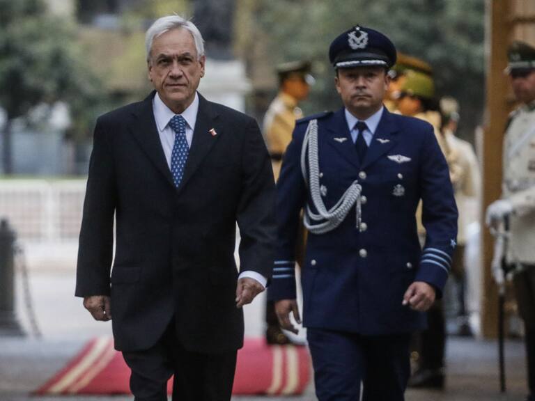 23 de marzo del 2020/SANTIAGOEl Presidente de la Republica, Sebastián Piñera, llega al Palacio de la Moneda, y camina por el patio de Los Cañones, tras recibir los Honores de la Guardia de Palacio.
FOTO: SEBASTIAN BELTRAN GAETE/AGENCIAUNO