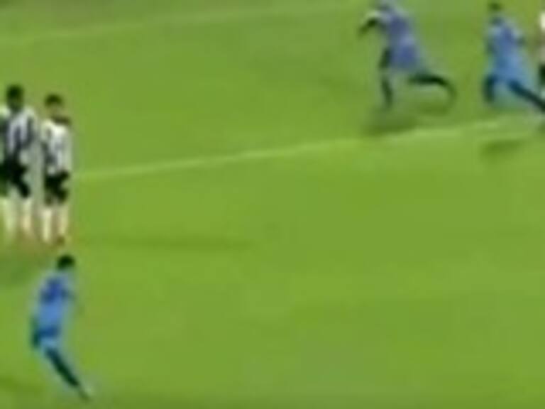 El fabuloso tiro libre en Malasia que terminó en un golazo