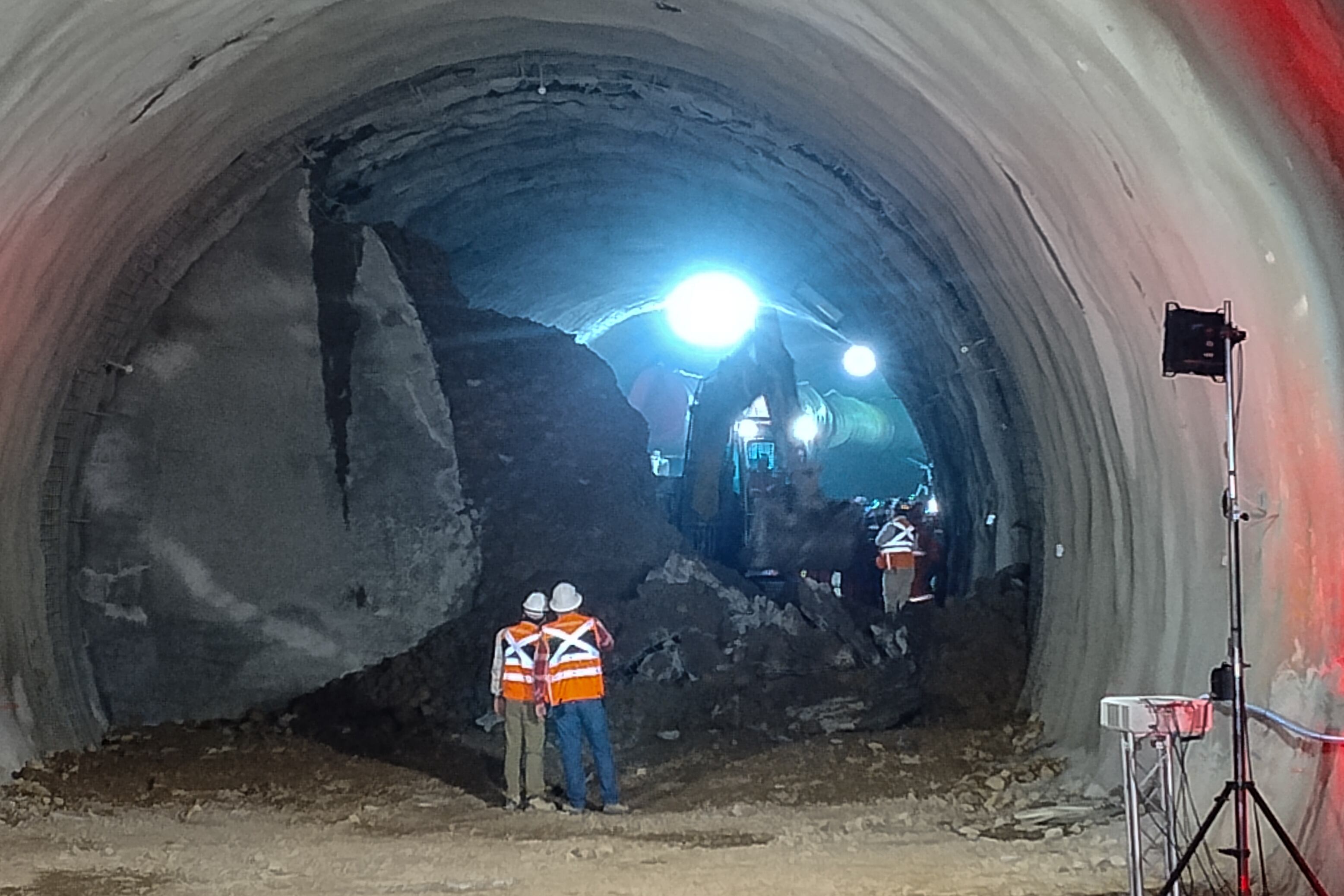 05 DE MARZO DEL 2024 / SANTIAGOEl ministro de Transportes y Telecomunicaciones, junto con el presidente del directorio de Metro de Santiago y el gerente general de la empresa; acompañados por el gobernador regional Metropolitano, y los alcaldes de las comunas beneficiadas con el proyecto, participan del hito constructivo del primer encuentro de túneles del trazado.
FOTO. VICTOR HUENANTE / AGENCIAUNO