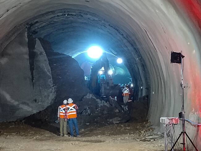 05 DE MARZO DEL 2024 / SANTIAGO
El ministro de Transportes y Telecomunicaciones, junto con el presidente del directorio de Metro de Santiago y el gerente general de la empresa; acompañados por el gobernador regional Metropolitano, y los alcaldes de las comunas beneficiadas con el proyecto, participan del hito constructivo del primer encuentro de túneles del trazado.
FOTO. VICTOR HUENANTE / AGENCIAUNO