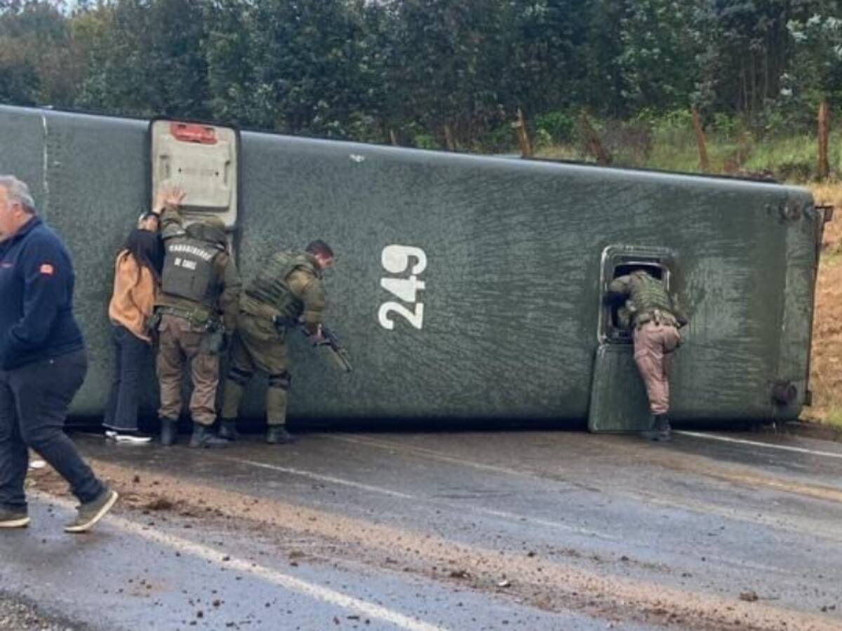 Bus de Carabineros vuelca en región de La Araucanía: dos personas se encuentran heridas de gravedad