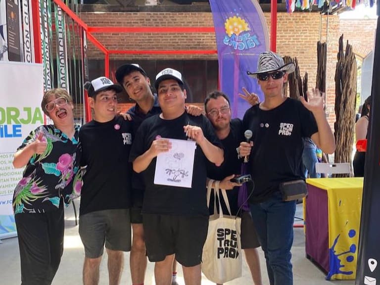“Spectrumpro”: la historia de la primera productora nacional neurodivergente que estará en Lollapalooza Chile 2025