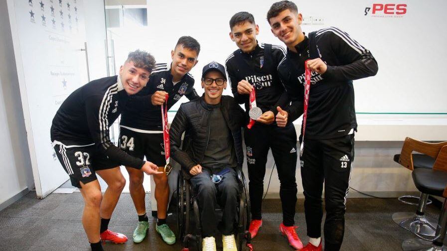 Alberto Abarza visitó el entrenamiento y compartió con el plantel de Colo Colo