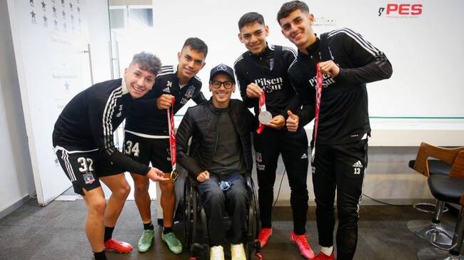 Alberto Abarza visitó el entrenamiento y compartió con el plantel de Colo Colo