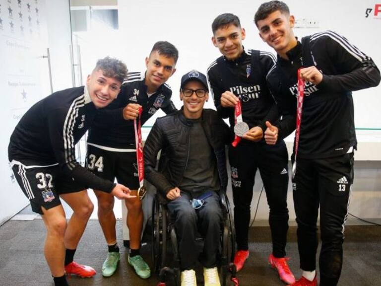 Alberto Abarza visitó el entrenamiento y compartió con el plantel de Colo Colo