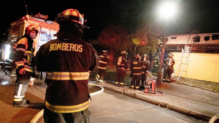 01 de Enero de 2021 / CHIGUAYANTE
Incendio afecta a escuela Belgica de la comuna de Chiguayante. de forma preliminar el siniestro lo habria provocado una bengala a proposito de celebraciones de año nuevo. Personal de bomberos trabaja en la emergencia, durante el estado de catastrofe de la pandemia covid-19
FOTO: CAMILO CASTRO / AGENCIAUNO