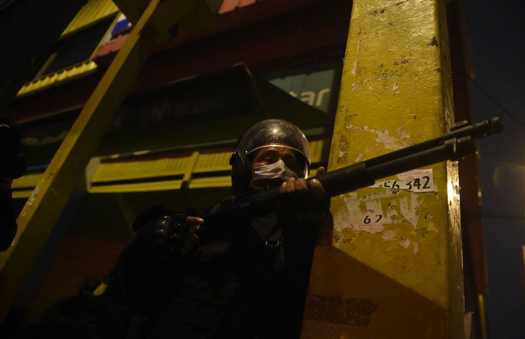 Policía peruano utiliza su arma en medio de las manifestaciones en Lima