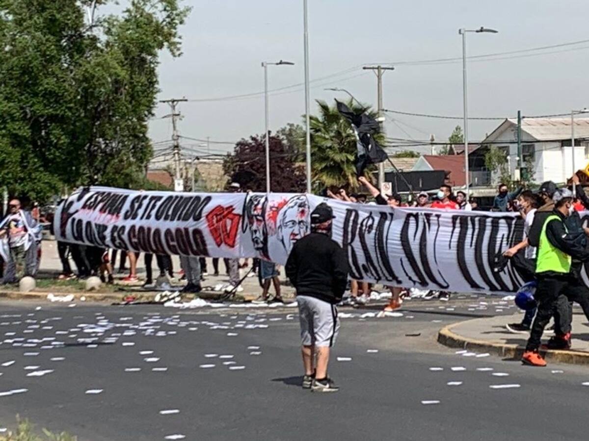 «Que se vaya Blanco y Negro»: Hinchas de Colo-Colo llegaron a manifestarse fuera del Monumental
