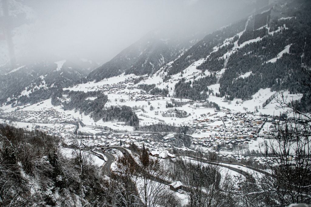 La nieve cae sobre la villa Le Chable en Suiza