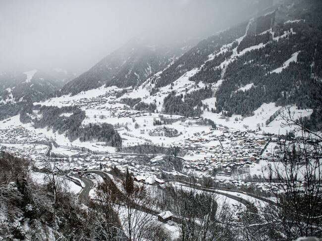 La nieve cae sobre la villa Le Chable en Suiza