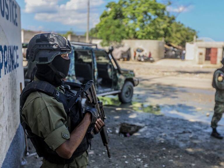 Soldados custodian las calles de la capital de Haití