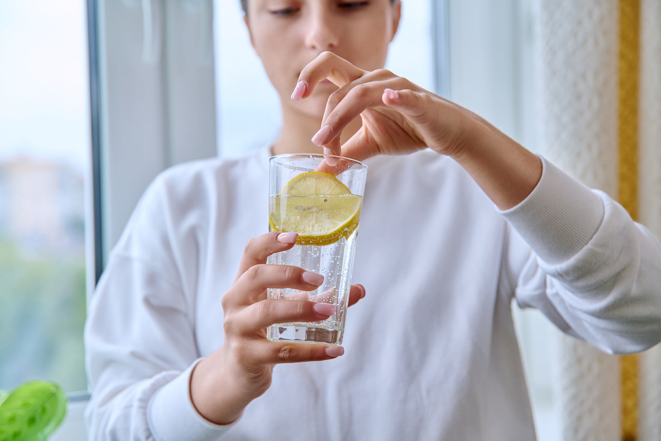 El gran error sobre el agua con limón: ¿es realmente tan saludable como dicen?