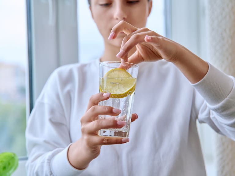 El gran error sobre el agua con limón: ¿es realmente tan saludable como dicen?