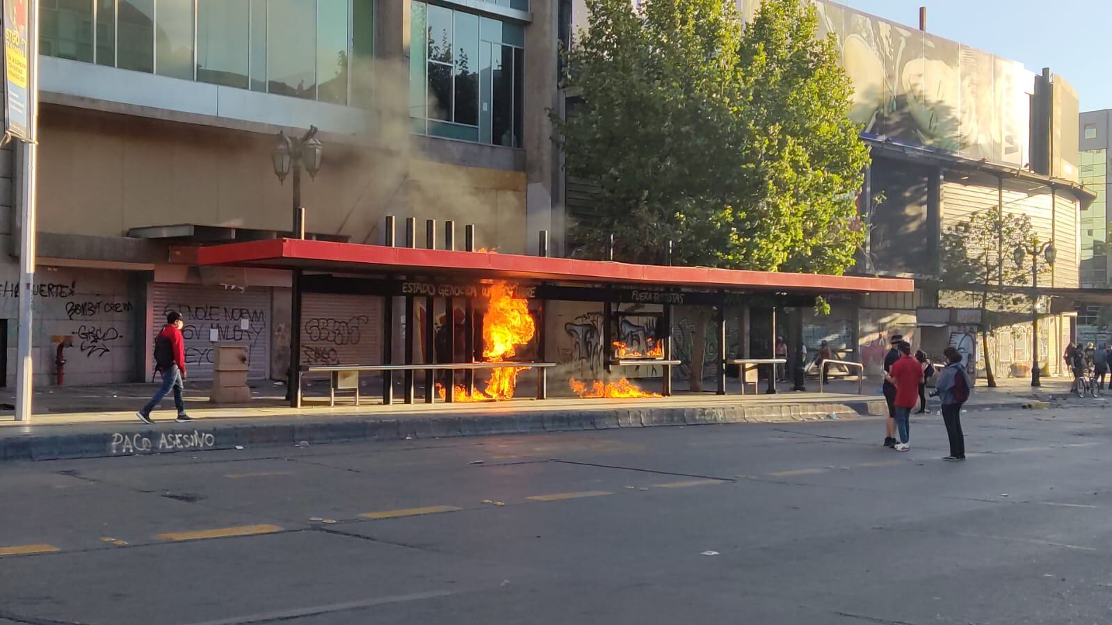 Saqueos y barricadas marcan conmemoración del 18-O en Santiago Centro