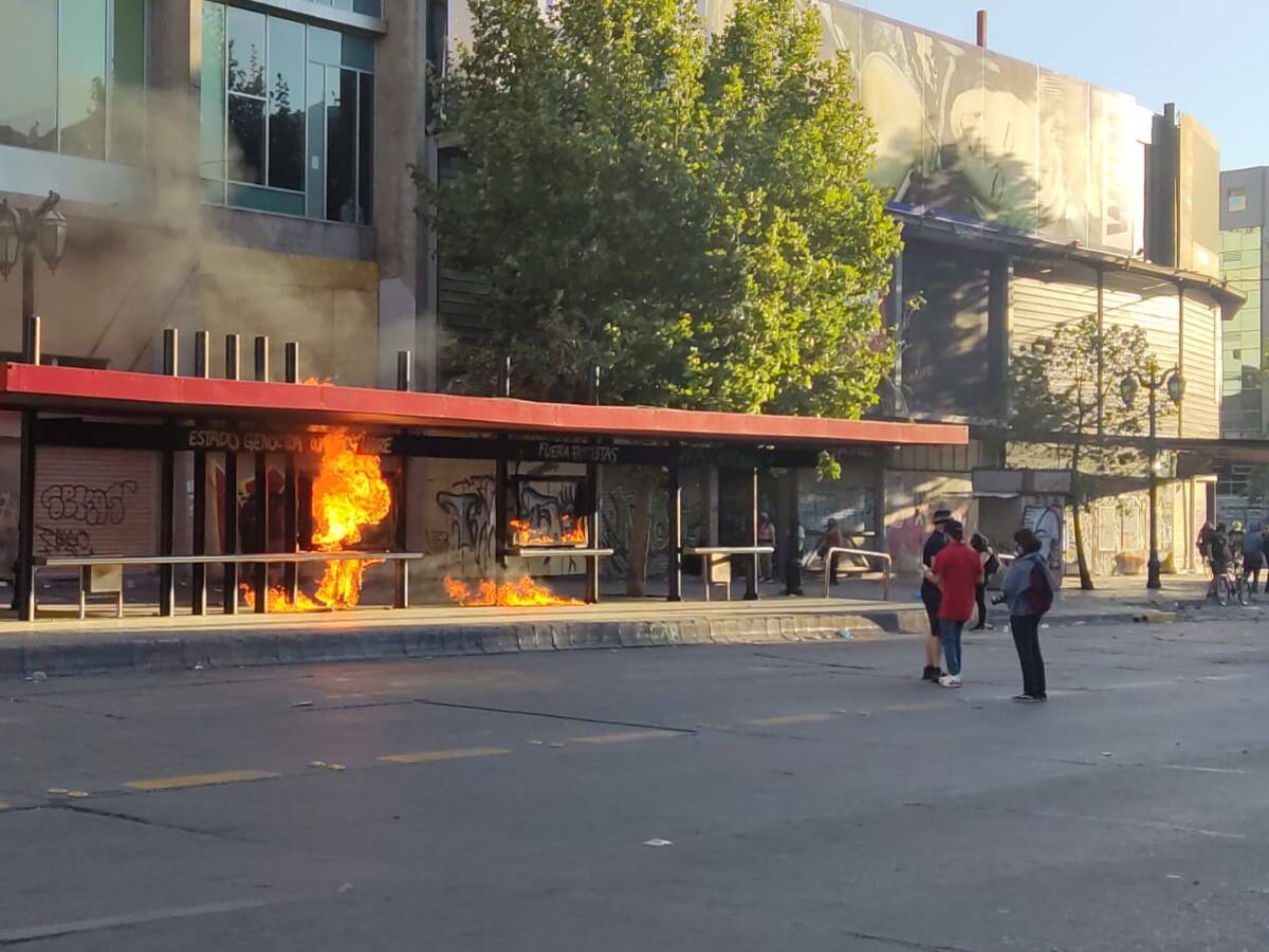 Saqueos y barricadas marcan conmemoración del 18-O en Santiago Centro