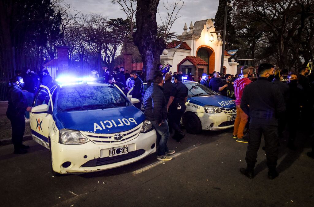 Efectivos de la policía se manifiestan ante la residencial presidencial de la Quinta de Olivos