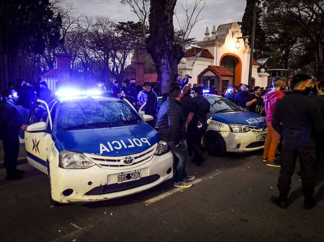 Efectivos de la policía se manifiestan ante la residencial presidencial de la Quinta de Olivos
