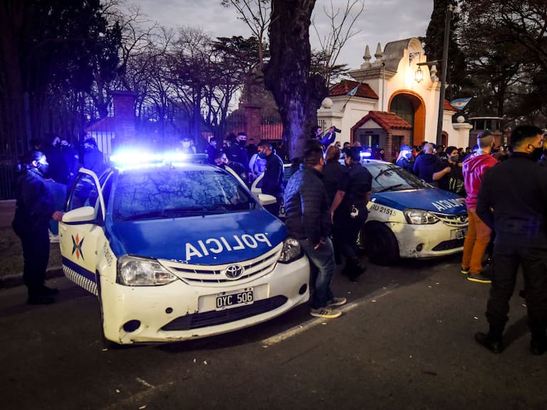 Efectivos de la policía se manifiestan ante la residencial presidencial de la Quinta de Olivos