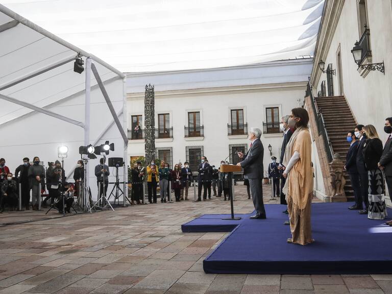 Conferencia de prensa por medias para la clase media por la pandemia