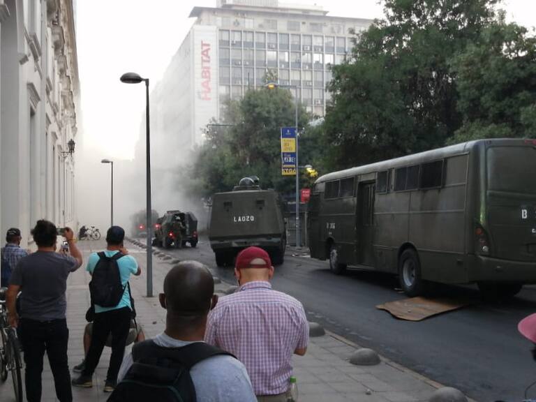 Sujetos saquearon y quemaron banco en medio de incidentes en el centro de Santiago