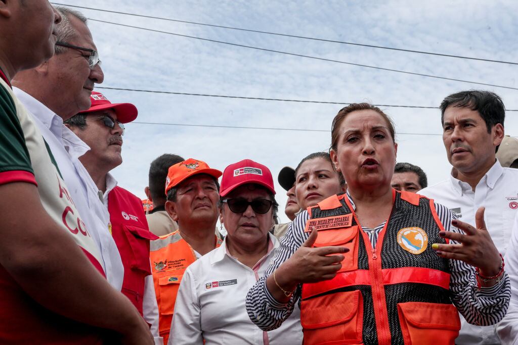 La presidenta interina del Perú Dina Boluarte visitando zonas afectadas