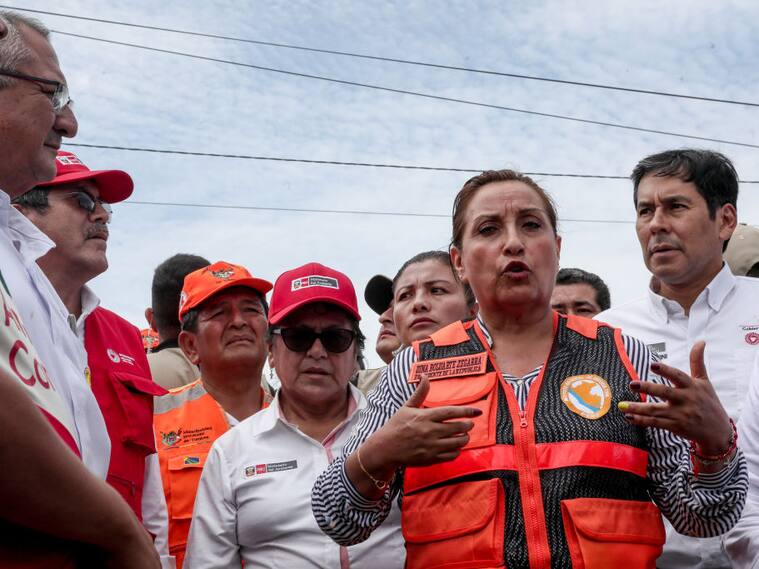 La presidenta interina del Perú Dina Boluarte visitando zonas afectadas