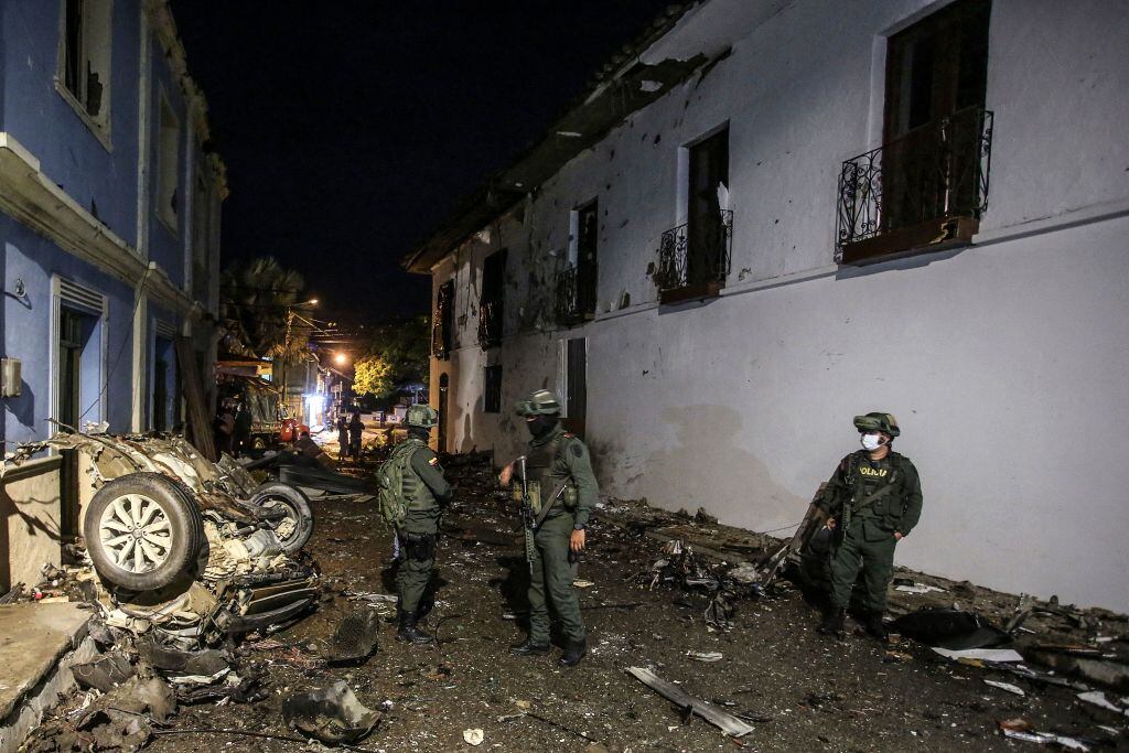 Policías vigilan la zona donde explotó un coche bomba en Corinto