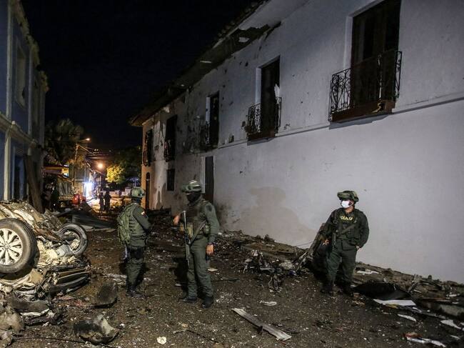 Policías vigilan la zona donde explotó un coche bomba en Corinto