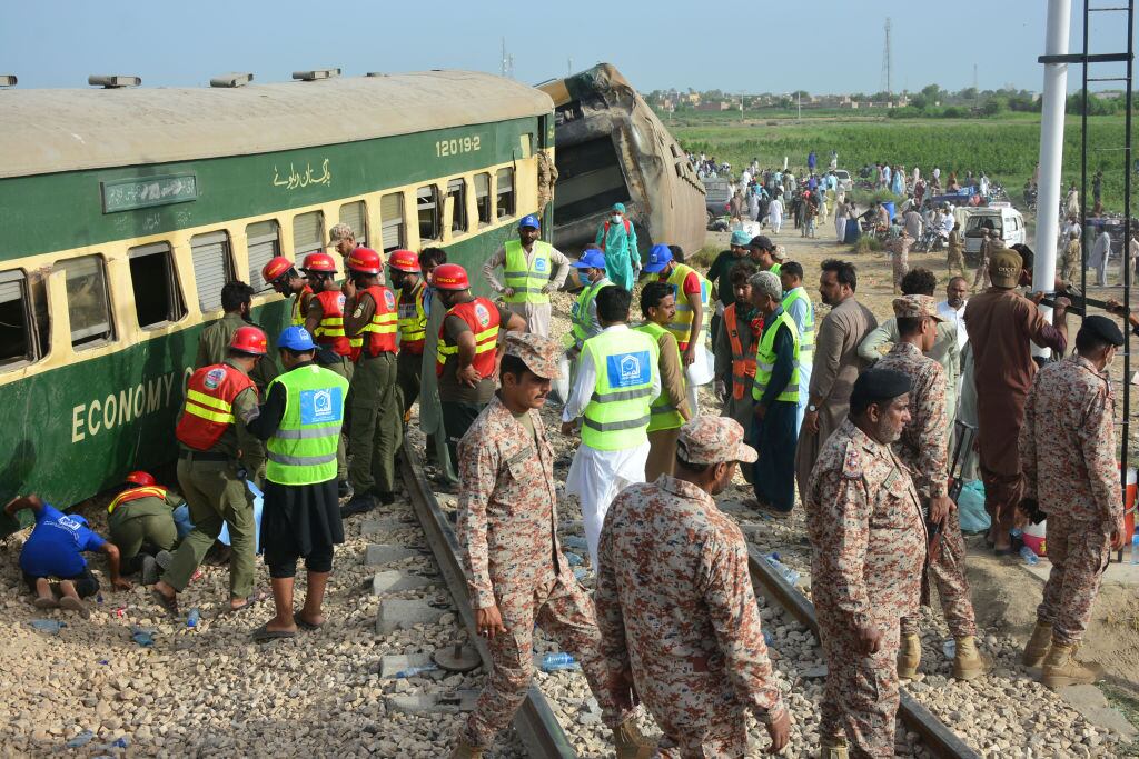 Rescatistas trabajan en un tren descarrilado que deja muertos en Pakistán
