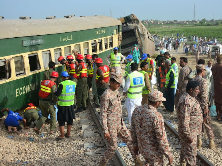 Rescatistas trabajan en un tren descarrilado que deja muertos en Pakistán