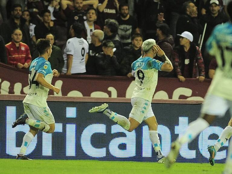 Racing Club de Eugenio Mena llegó al liderato de la Liga Argentina tras vencer en la agonía a Lanús